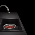 【黒いキッチン】リシェルのハイブリッドクォーツシンクのような黒いシンクがコーラー社より新販売